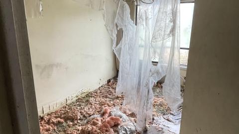 Abandoned mansion with tennis court - A0CF7DCA-5424-4840-BC5D-36FD788C0AEC.jpeg