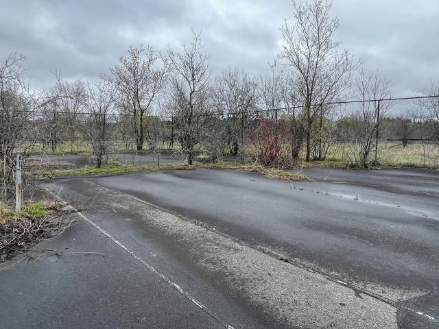 Abandoned mansion with tennis court - B526FA4A-68AC-4898-B470-6A705046290D.jpeg