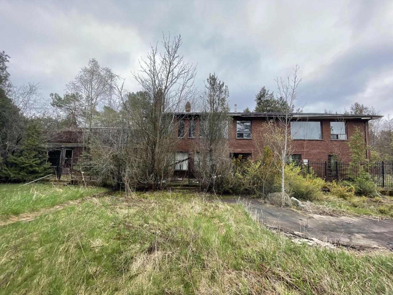Abandoned mansion with tennis court - C3D86D5F-4AE5-43B4-B1CF-7FEE34EAC229.jpeg