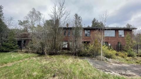 Abandoned mansion with tennis court - C3D86D5F-4AE5-43B4-B1CF-7FEE34EAC229.jpeg