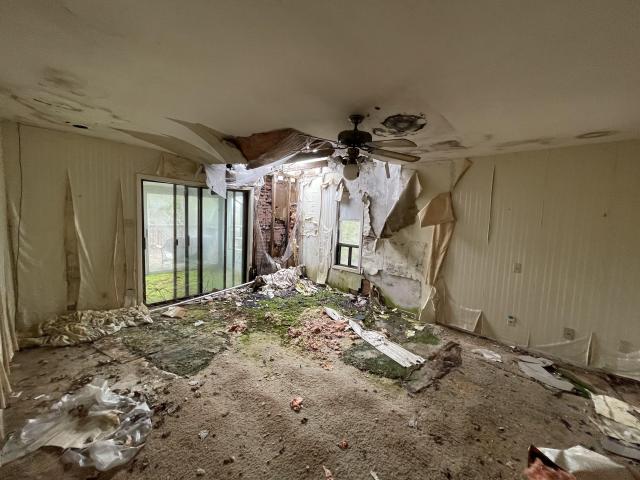 Abandoned mansion with tennis court - E6440B78-696E-46F3-A53B-A78E58905254.jpeg