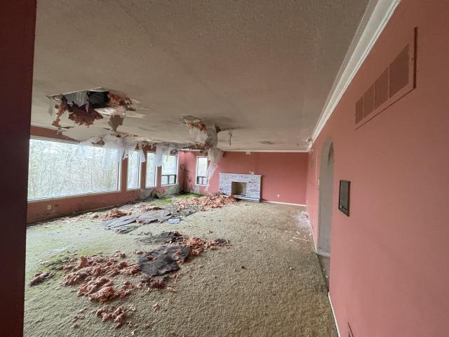 Abandoned mansion with tennis court - C2E07FAD-4511-492E-A13A-97C5CF94B57D.jpeg