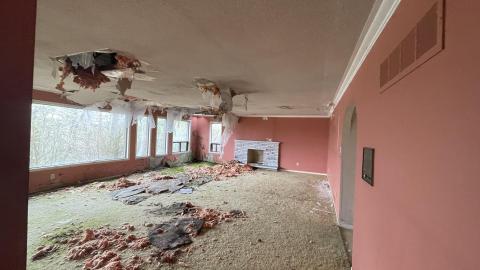 Abandoned mansion with tennis court - C2E07FAD-4511-492E-A13A-97C5CF94B57D.jpeg