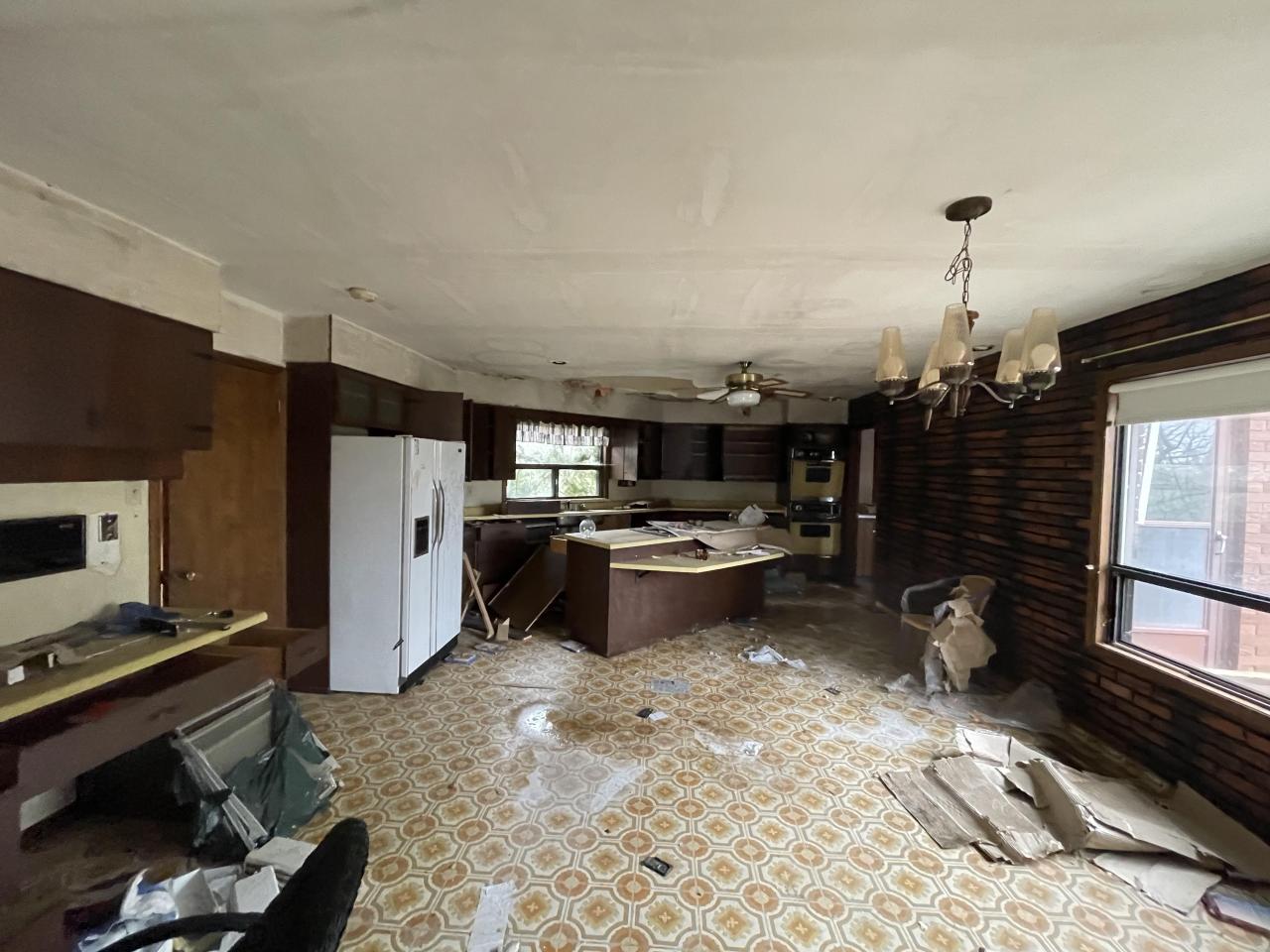 Abandoned mansion with tennis court - 90BBBD39-AFF8-4F81-B992-EFE86737E210.jpeg