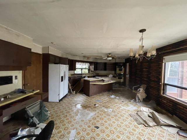 Abandoned mansion with tennis court - 90BBBD39-AFF8-4F81-B992-EFE86737E210.jpeg