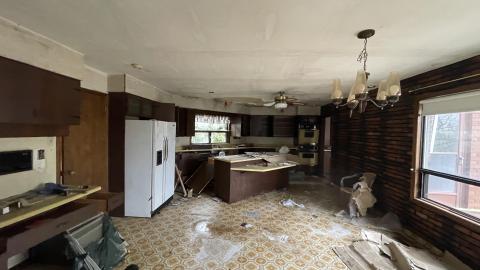 Photo from Abandoned mansion with tennis court