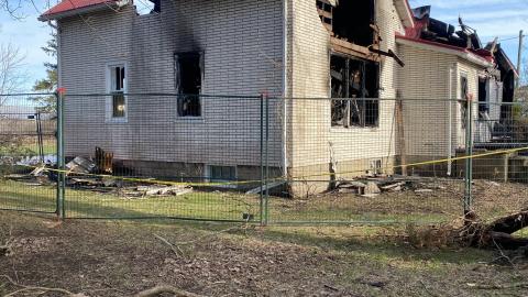 Red roof house fire photo 3