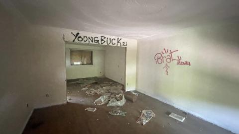 Abandoned 80s house - 4294391D-9444-40E9-B568-43588A190080.jpeg
