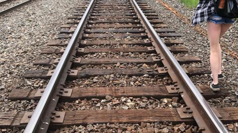 The tracks at the beginning of the hike
