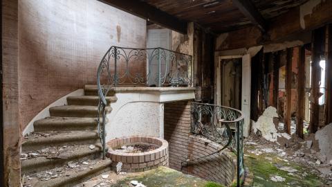 January 2020 - Abandoned House with Abandoned Luxury BMW-26.jpg