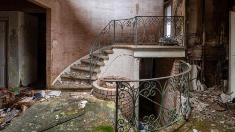 January 2020 - Abandoned House with Abandoned Luxury BMW-32.jpg