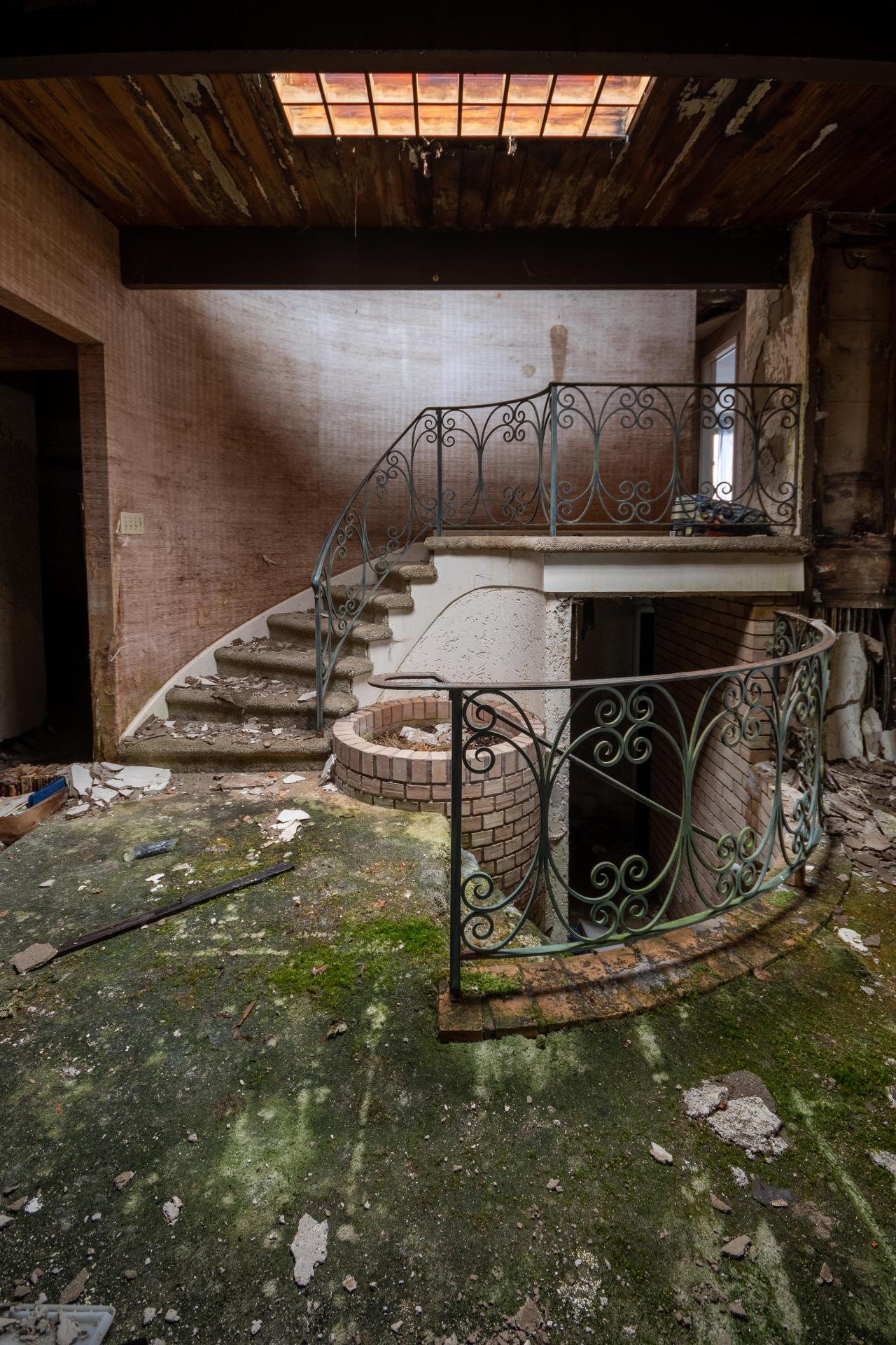 January 2020 - Abandoned House with Abandoned Luxury BMW-33.jpg