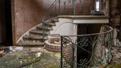 January 2020 - Abandoned House with Abandoned Luxury BMW-33.jpg