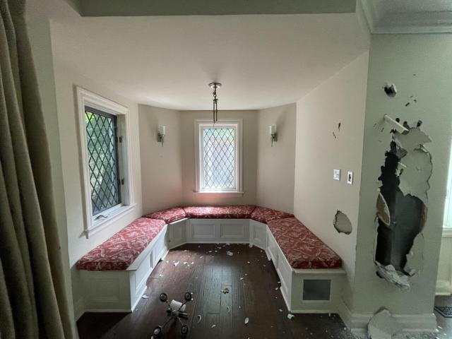 Abandoned mansion - 1117E186-CF2A-4E4E-B37C-F1C01F18501A.jpeg