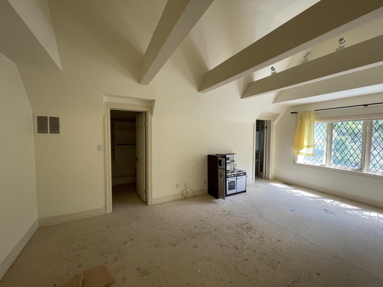 Abandoned mansion - B002E866-CBD6-464D-8EA8-13711AB1C3F2.jpeg