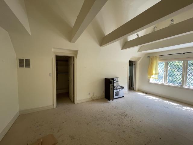 Abandoned mansion - B002E866-CBD6-464D-8EA8-13711AB1C3F2.jpeg