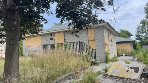 Row full of houses - 15CAE9E2-3FC1-4513-96D3-7CF1B2B8C510.jpeg