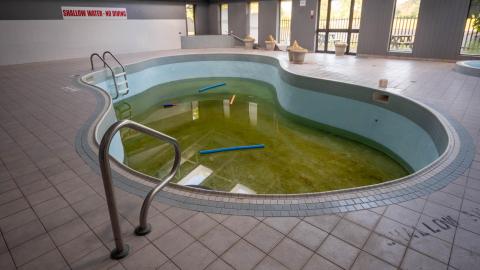 no tell motel! - Abandoned Hotel With Heart Shaped Jacuzzi Tubs-7.jpg
