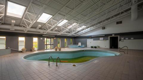 no tell motel! - Abandoned Hotel With Heart Shaped Jacuzzi Tubs-8.jpg