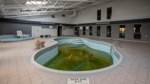 no tell motel! - Abandoned Hotel With Heart Shaped Jacuzzi Tubs-10.jpg