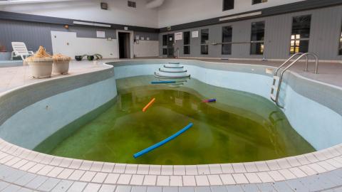 no tell motel! - Abandoned Hotel With Heart Shaped Jacuzzi Tubs-11.jpg