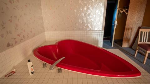 no tell motel! - Abandoned Hotel With Heart Shaped Jacuzzi Tubs-23.jpg