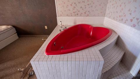 no tell motel! - Abandoned Hotel With Heart Shaped Jacuzzi Tubs-22.jpg