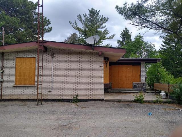 White House With a Stone Face photo 5