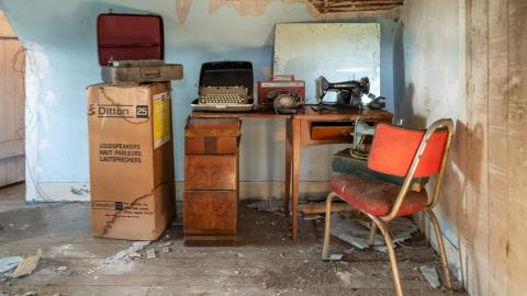 august 2019 - Abandoned Time Capsule Farmhouse Antique Audio Equipment-2.jpg