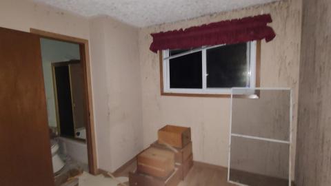 The open window from the interior of House 5