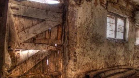 Old House & Barns photo 2