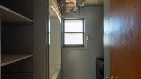 dont even bother - abandoned bungalow on highway 5-7.jpg