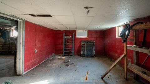 dont even bother - abandoned bungalow on highway 5-9.jpg