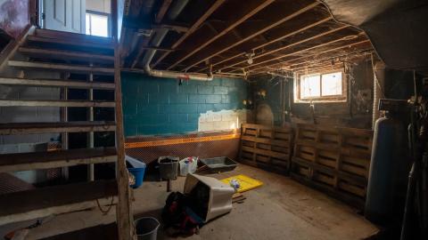 dont even bother - abandoned bungalow on highway 5-10.jpg