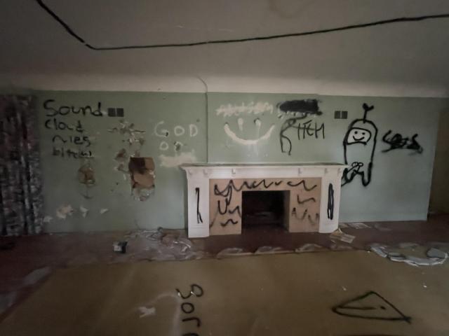 Trashed home - ECAD84C4-6D6D-4066-B933-B3811DBA1CB3.jpeg