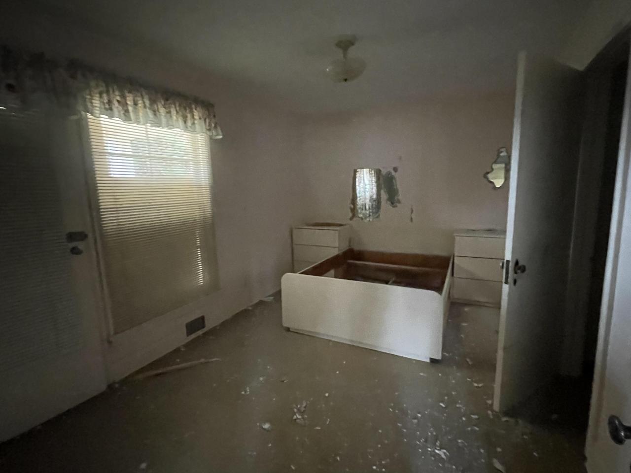 Trashed home - 127E2976-B4B2-4E1C-9A30-EA0DAFF9BDB9.jpeg