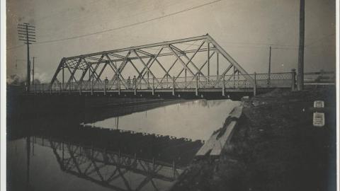 East Aveune in 1899. - Eastern Avenue bridge, looking north-west.jpg