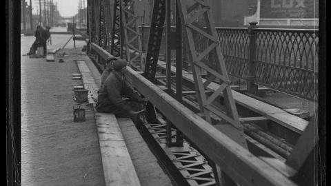 East Aveune in 1899. - Eastern Avenue Don [River] bridge, installing new plates.jpg
