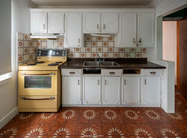 ABANDONED APARTMENT BUILDING photo 4