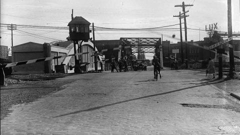 Before It Was Abandoned - Eastern Avenue - Don Roadway crossing looking east.jpg