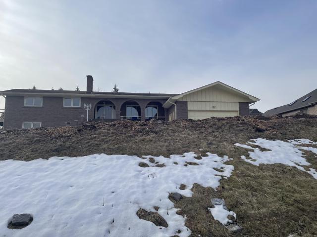 70s bungalow sits in a neighborhood of new mansions - Richmond Hill, Ontario