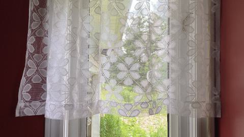 i love old curtains! :)