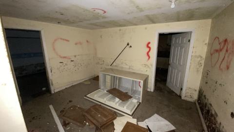 didn't expore much further than this. we didn't have any lights with us either, according to my partner the other rooms were pitch black.