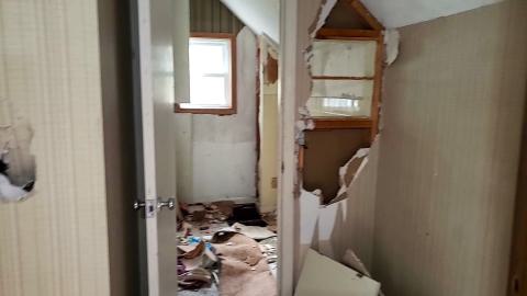 Trash House - Abandoned homes 1  2 - frame at 4m6s.jpg