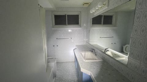 Abandoned bungalow built in 1976 - IMG_3372.jpeg