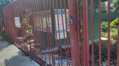 Abandoned parking garage photo 3