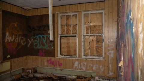 A room which still has the old wood panelling (1)