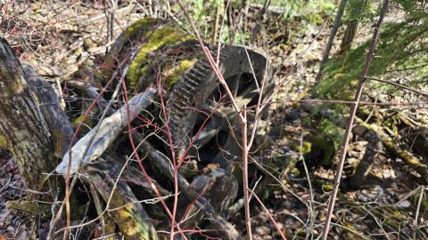 Old mechanical debris