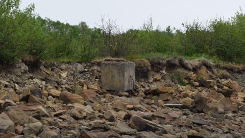 Concrete block (crafted with water and concrete powder)