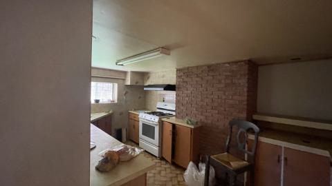 Abandoned 1970s house - IMG_5591.jpeg